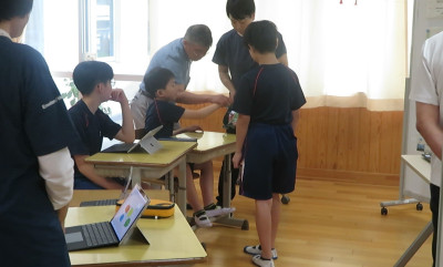 講師の先生と児童がかかわっているところ