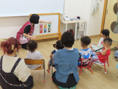 お椅子に座ってお集まり