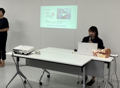 聴力検査について説明している様子