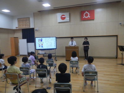 分校長先生のお話を聞く様子