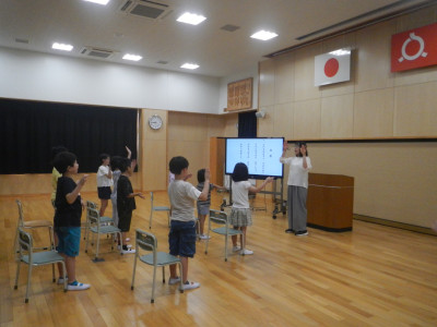 校歌を歌う小学部