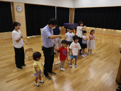 校歌を歌う幼稚部