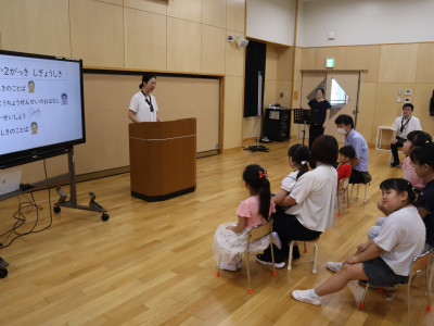 閉式の言葉を聞く幼稚部の様子