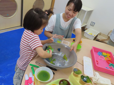 寒天をスプーンですくってケーキ作り