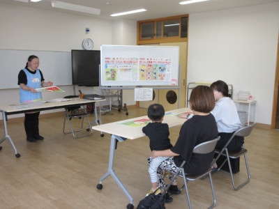 給食試食会 栄養士さんのお話を聞く様子