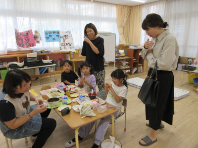 子供たちが給食を食べている様子を参観