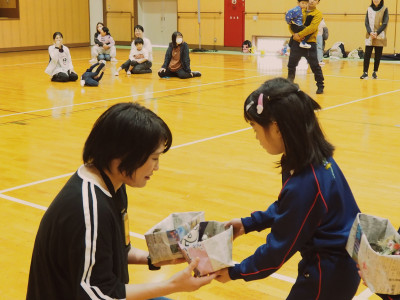 プレゼントを講師の先生に渡しました